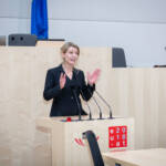 Maria Stern, Initiatorin des THANKS DAY spricht 2025 auf der UN-Frauenkonferenz.
